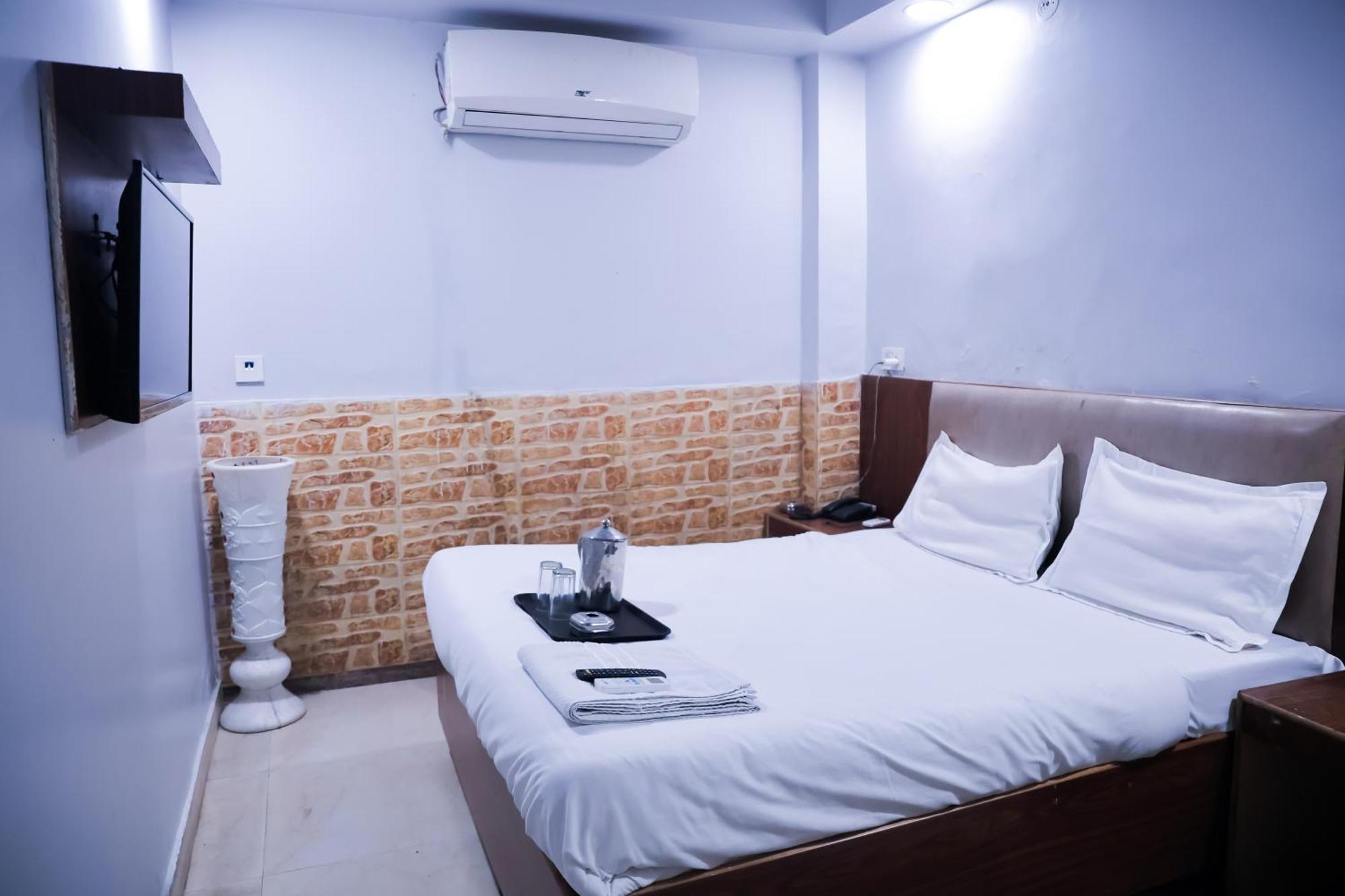 Mannat Stay Hotel - Laxmi Nagar New Delhi Bagian luar foto